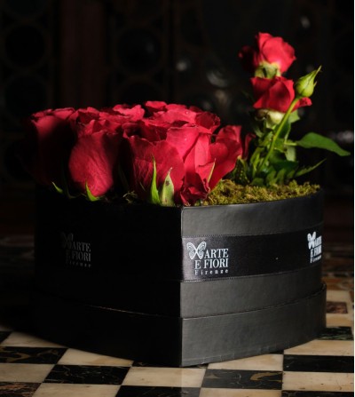 arte-e-fiori-Flower Box Cuore - Roselline spray rosse