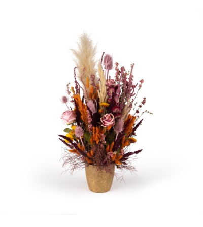 Indoor dry flowers arrangement