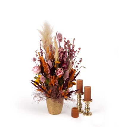 Indoor dry flowers arrangement